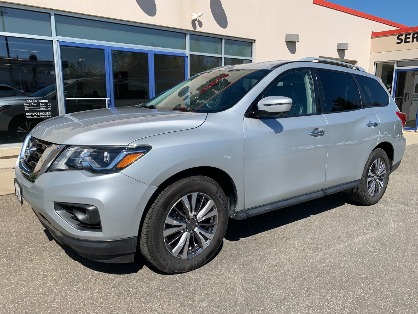 Used 2020 Nissan Pathfinder SL AWD/4WD image 1