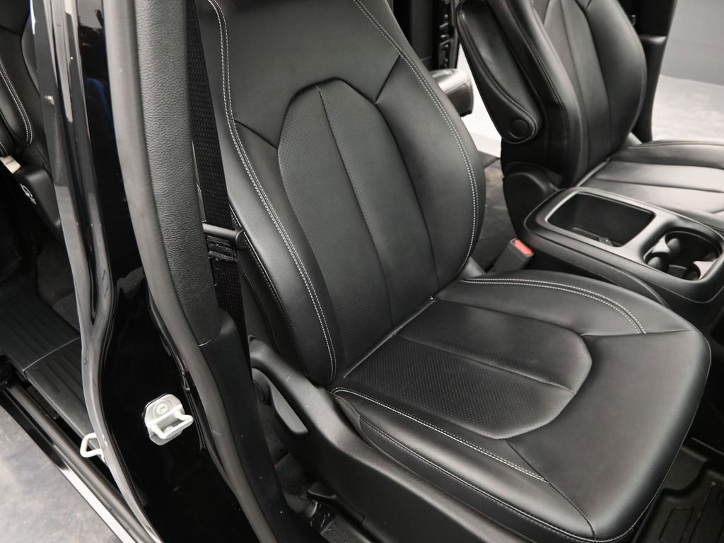 Used 2025 Chrysler Pacifica Select image 37
