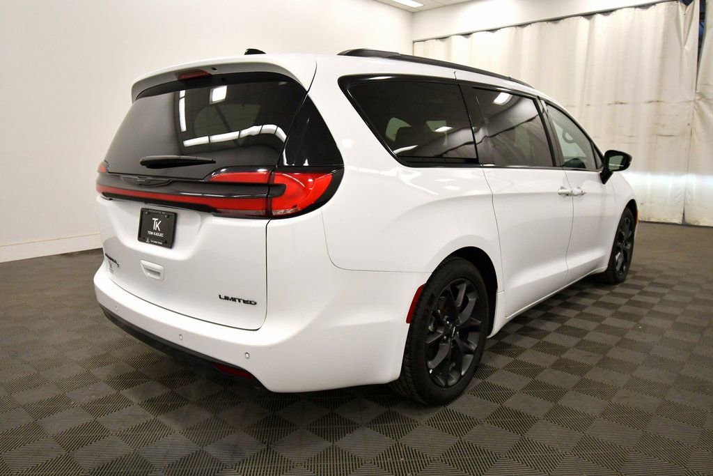 Used 2024 Chrysler Pacifica Limited w/ S Appearance Package FWD image 8