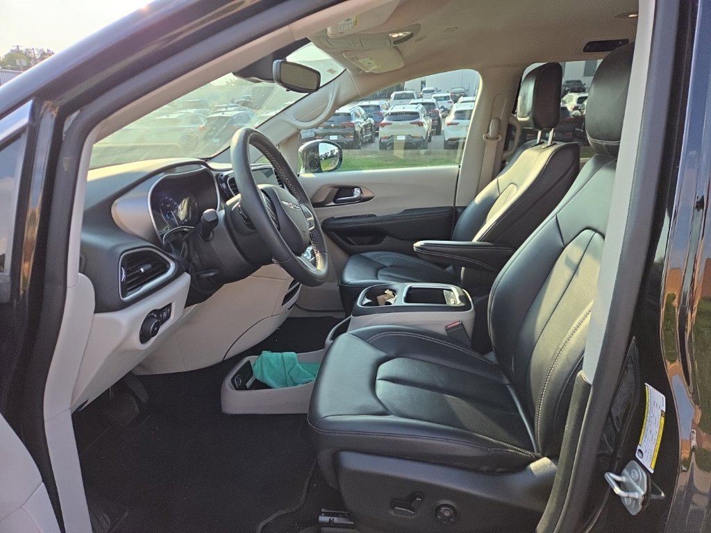 Used 2024 Chrysler Pacifica Touring-L FWD image 6