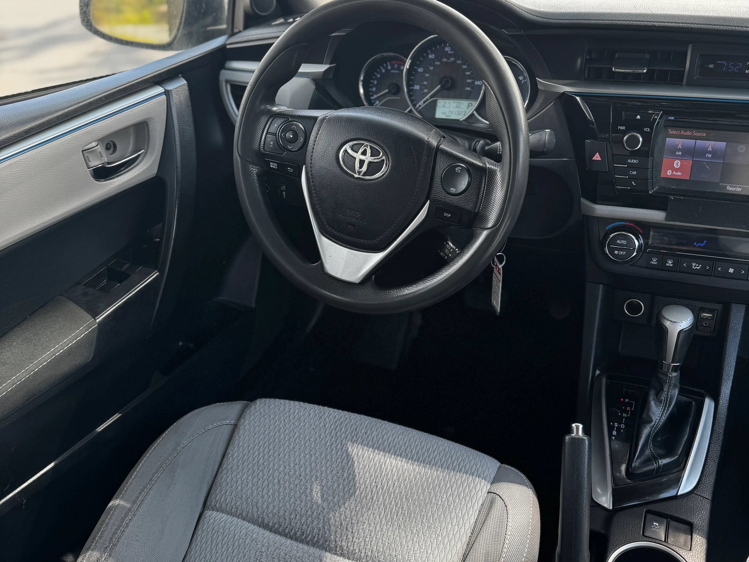 Used 2016 Toyota Corolla LE FWD image 14
