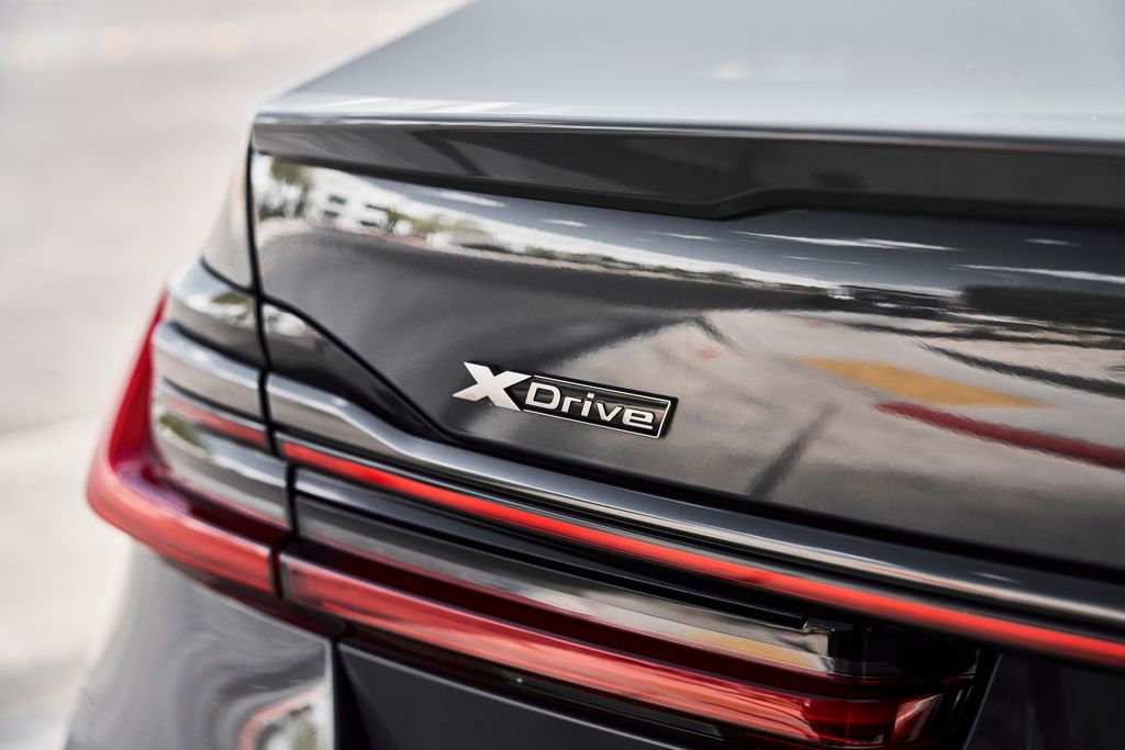 Used 2022 BMW M760i xDrive w/ Luxury Rear Seating Package image 11