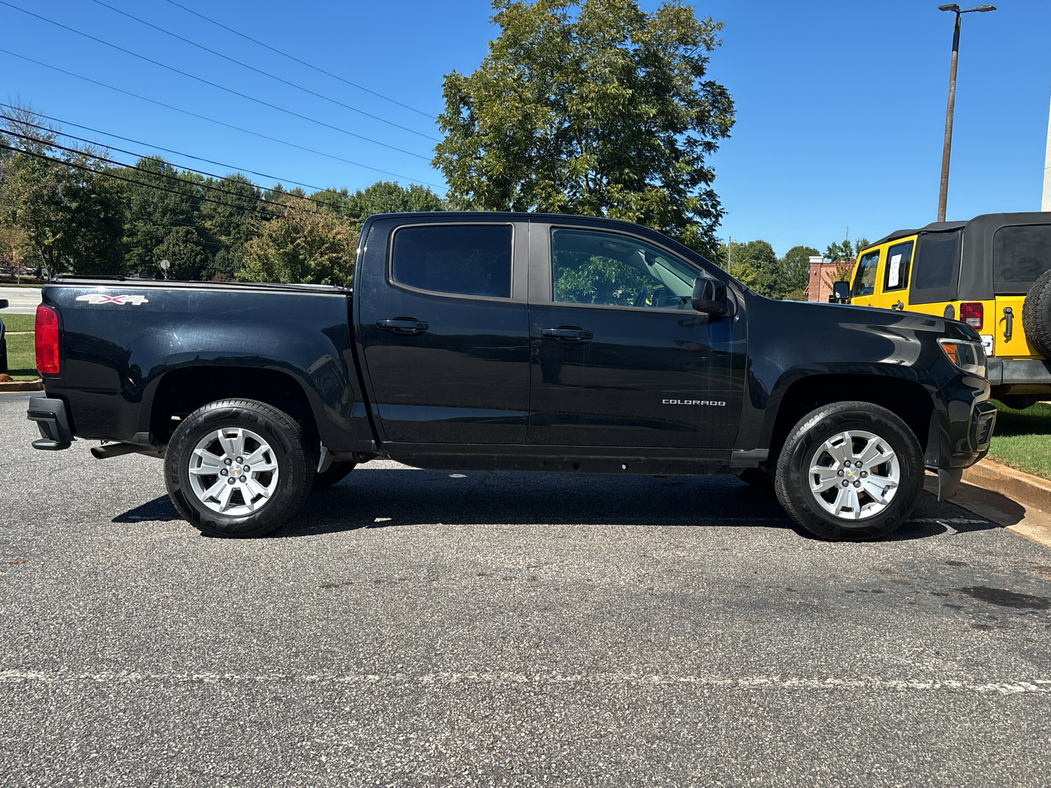 Used 2021 Chevrolet Colorado LT AWD/4WD image 4