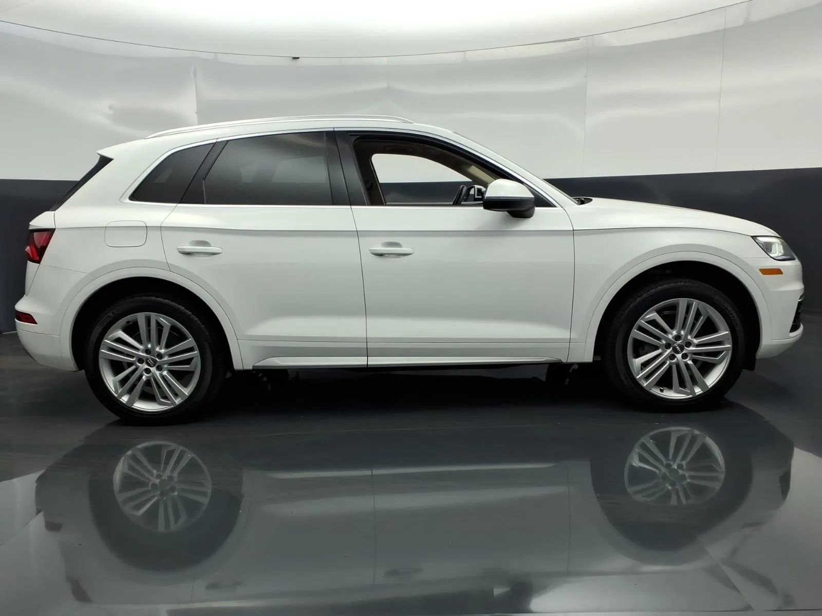 Used 2018 Audi Q5 2.0T Premium Plus w/ Premium Plus Package image 2