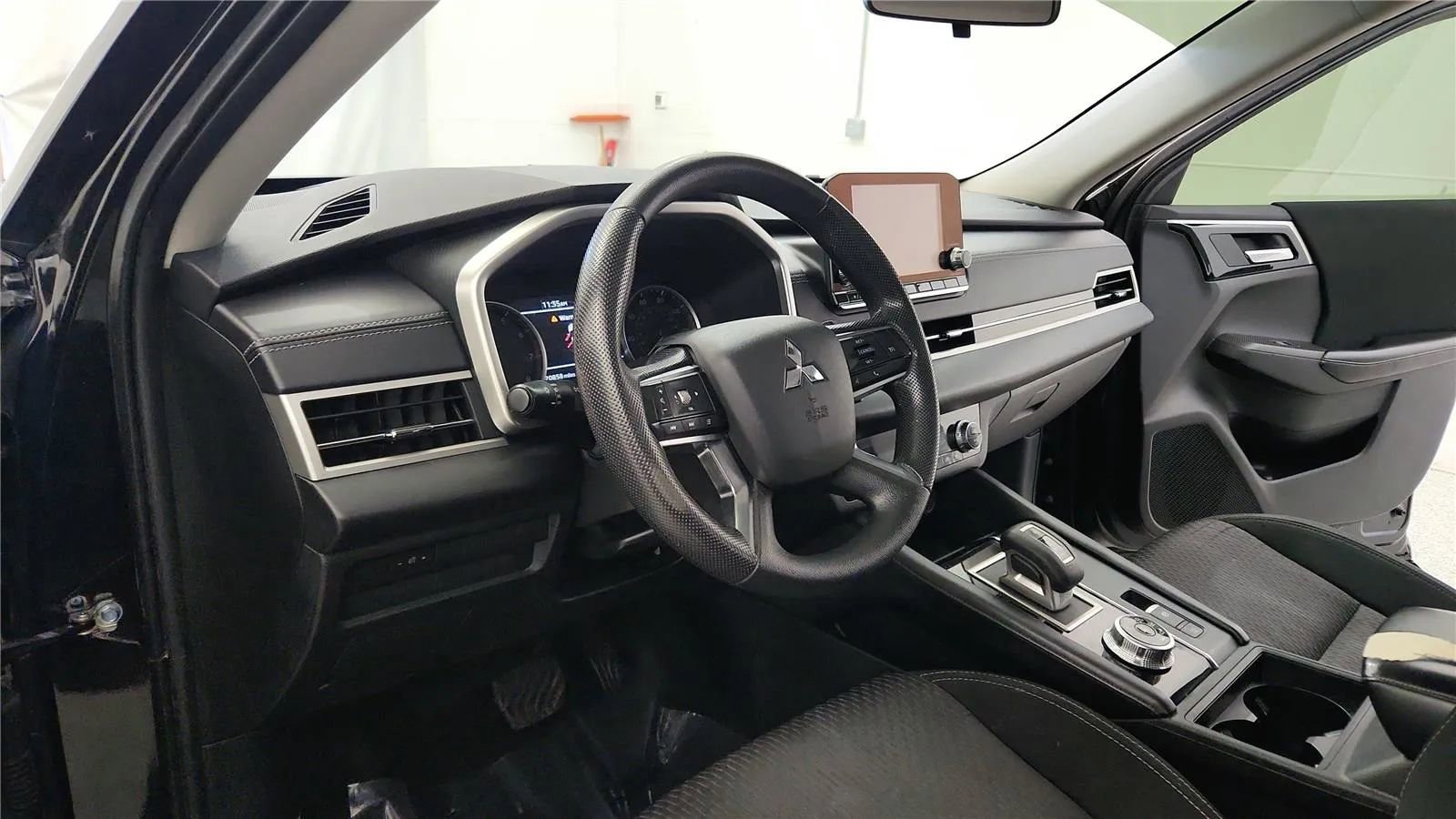 Used 2023 Mitsubishi Outlander ES AWD/4WD image 21