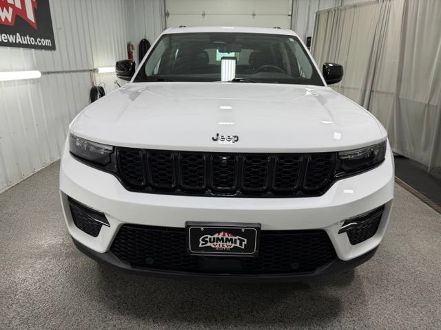 Used 2023 Jeep Grand Cherokee Limited w/ Luxury Tech Group II AWD/4WD image 2