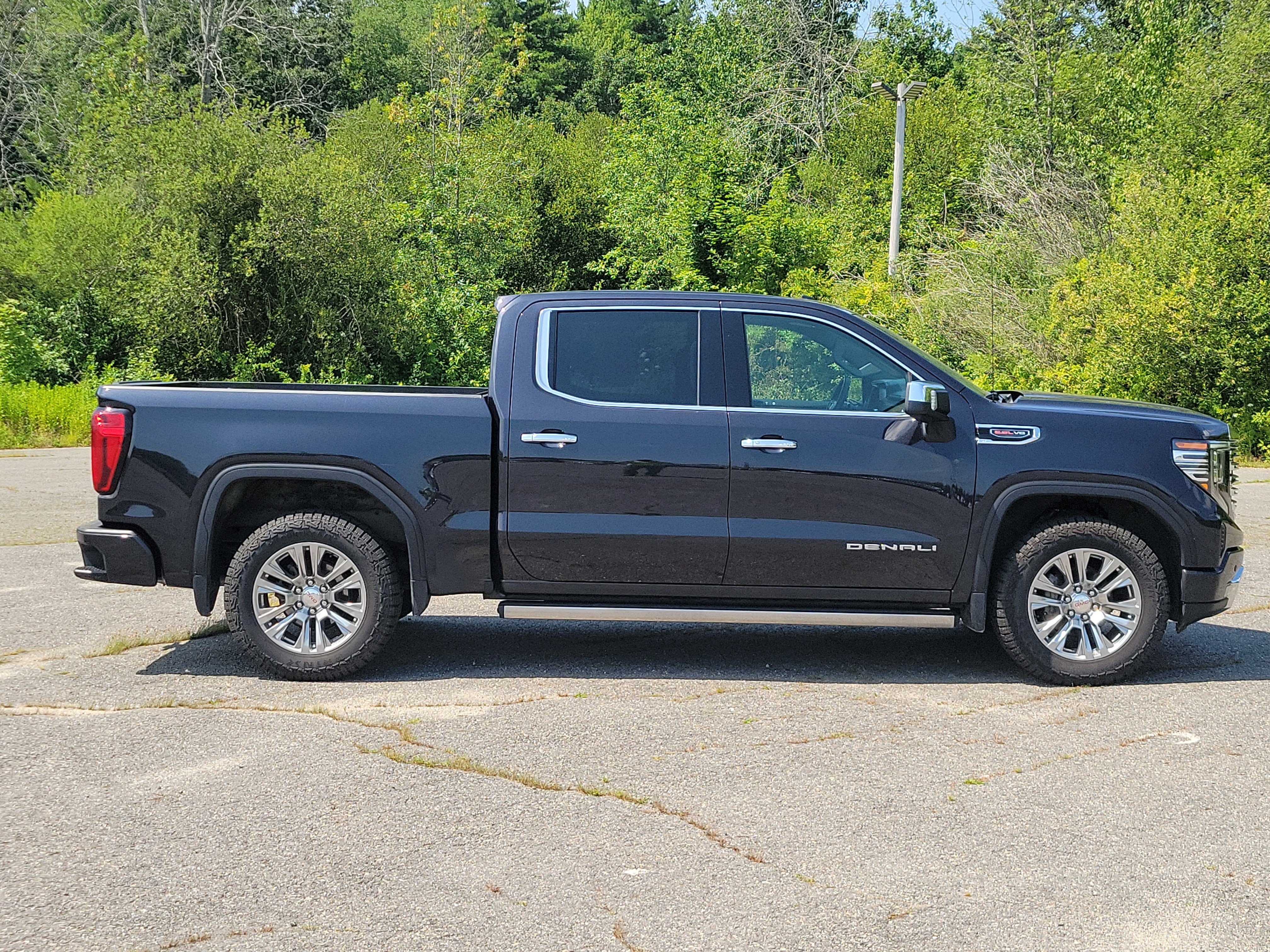 Used 2025 GMC Sierra 1500 Denali w/ Technology Package AWD/4WD image 4