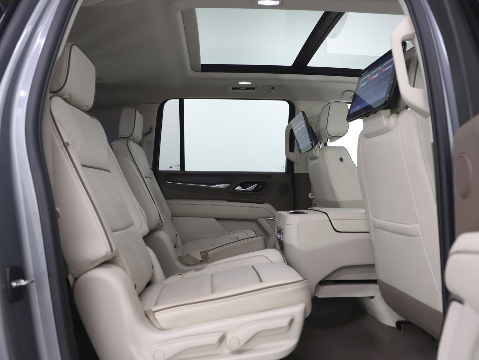 Used 2023 GMC Yukon XL Denali w/ Denali Reserve Package image 12