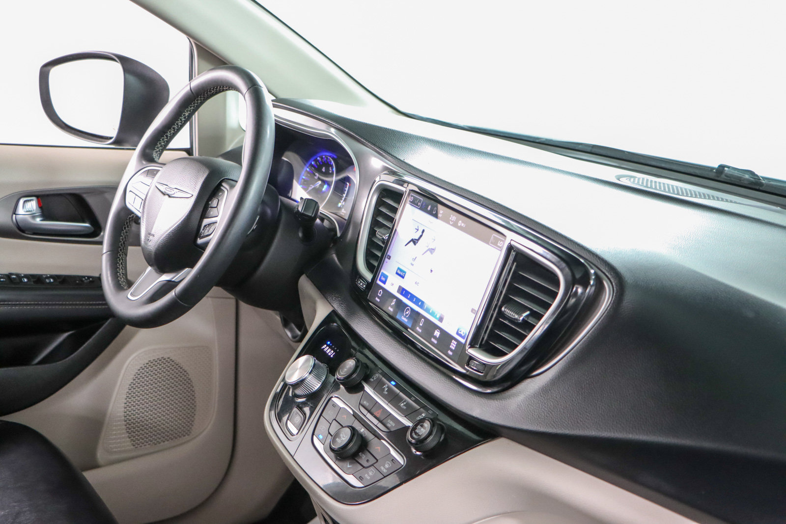 Used 2023 Chrysler Pacifica Touring-L FWD image 26