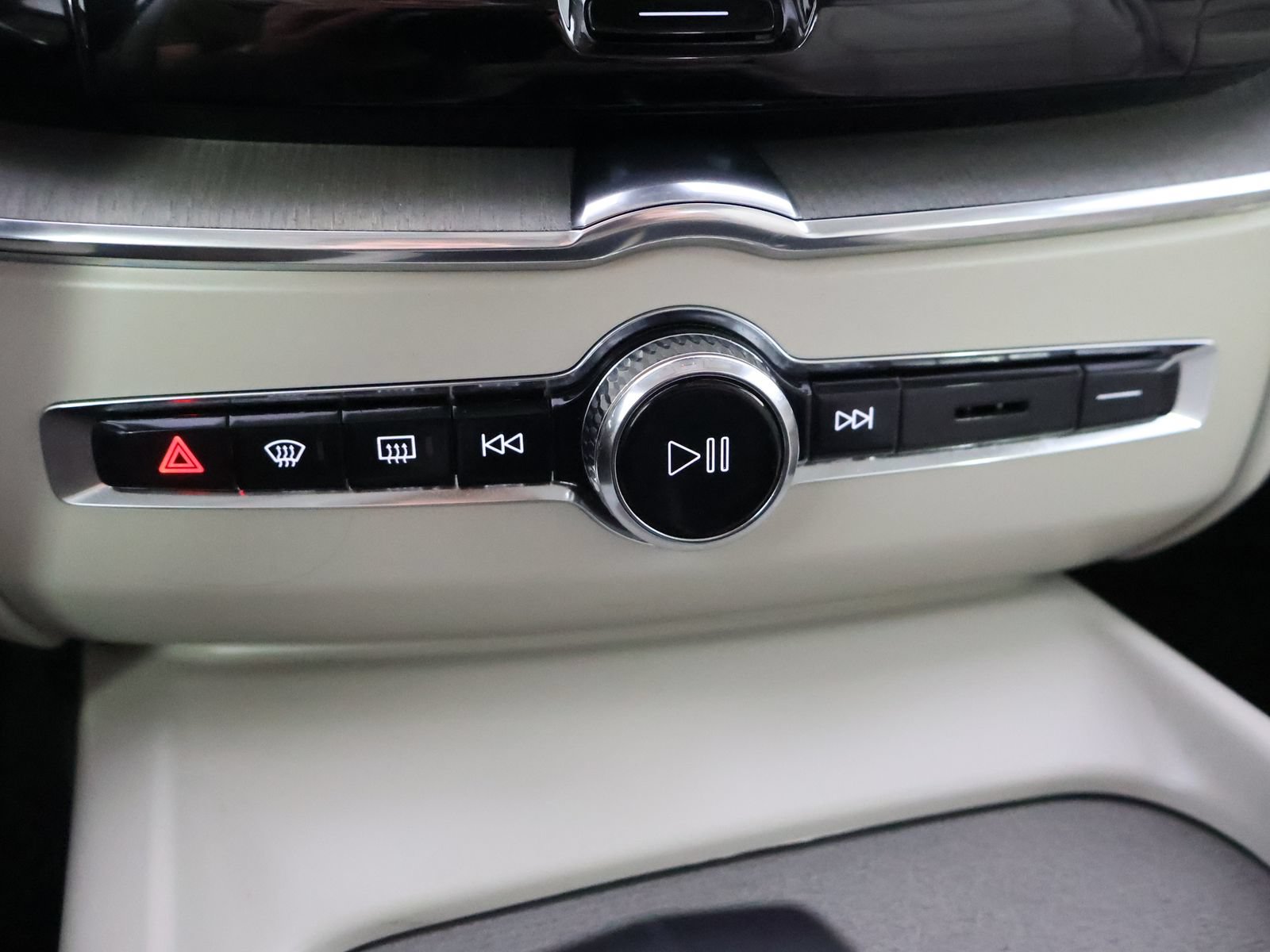 Used 2023 Volvo XC60 B5 Plus AWD/4WD image 39