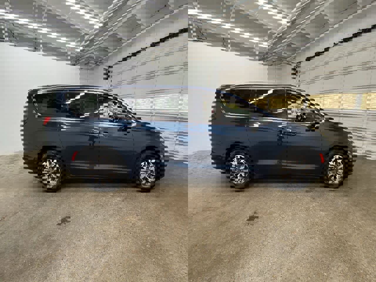 Used 2023 Chrysler Pacifica Touring-L image 7