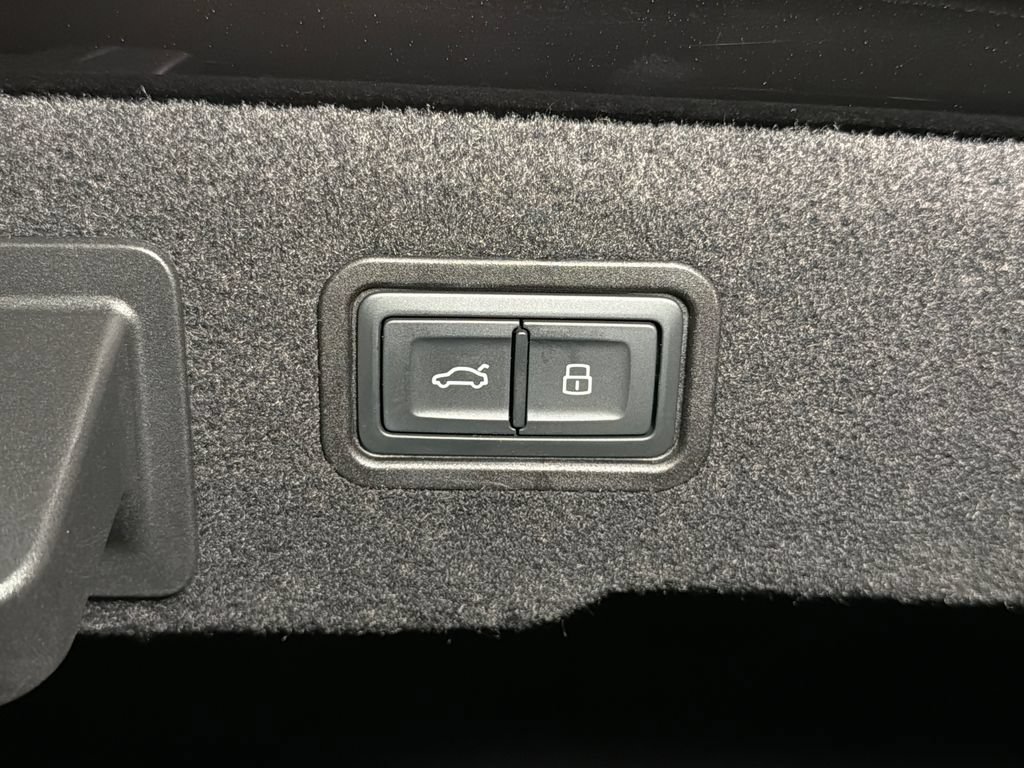 Used 2024 Audi S8 AWD/4WD image 6
