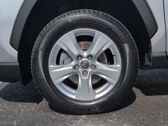 Used 2021 Toyota RAV4 LE AWD/4WD image 10