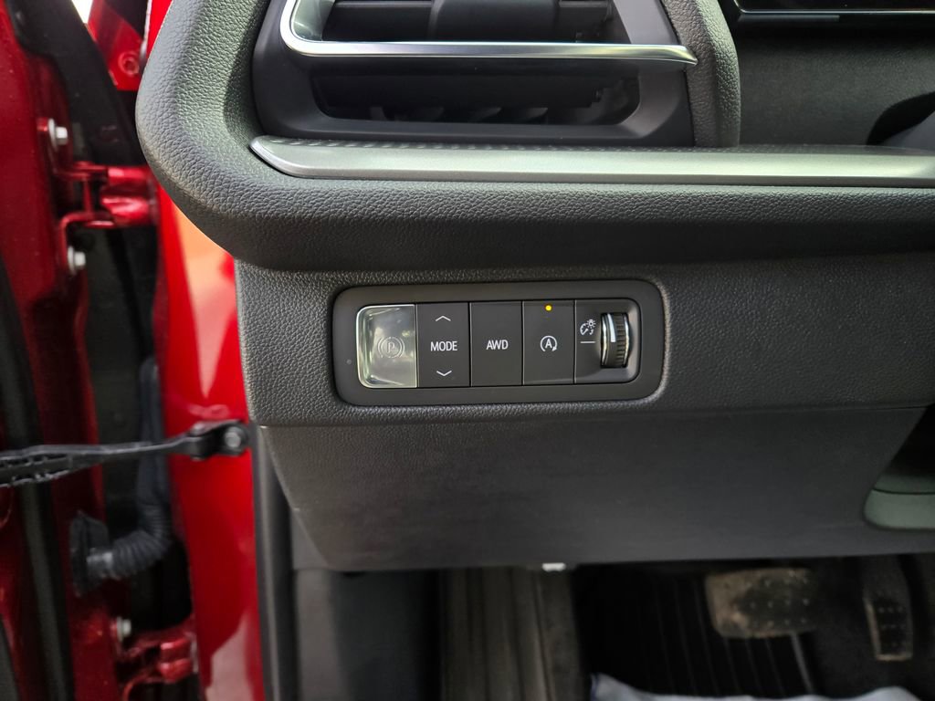 Used 2025 Chevrolet Traverse LT image 12