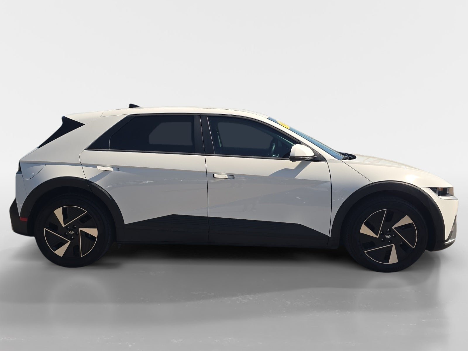 Used 2025 Hyundai Ioniq 5 SE RWD image 2