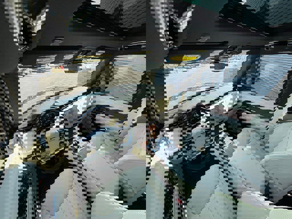 Used 2025 Land Rover Range Rover SE image 19