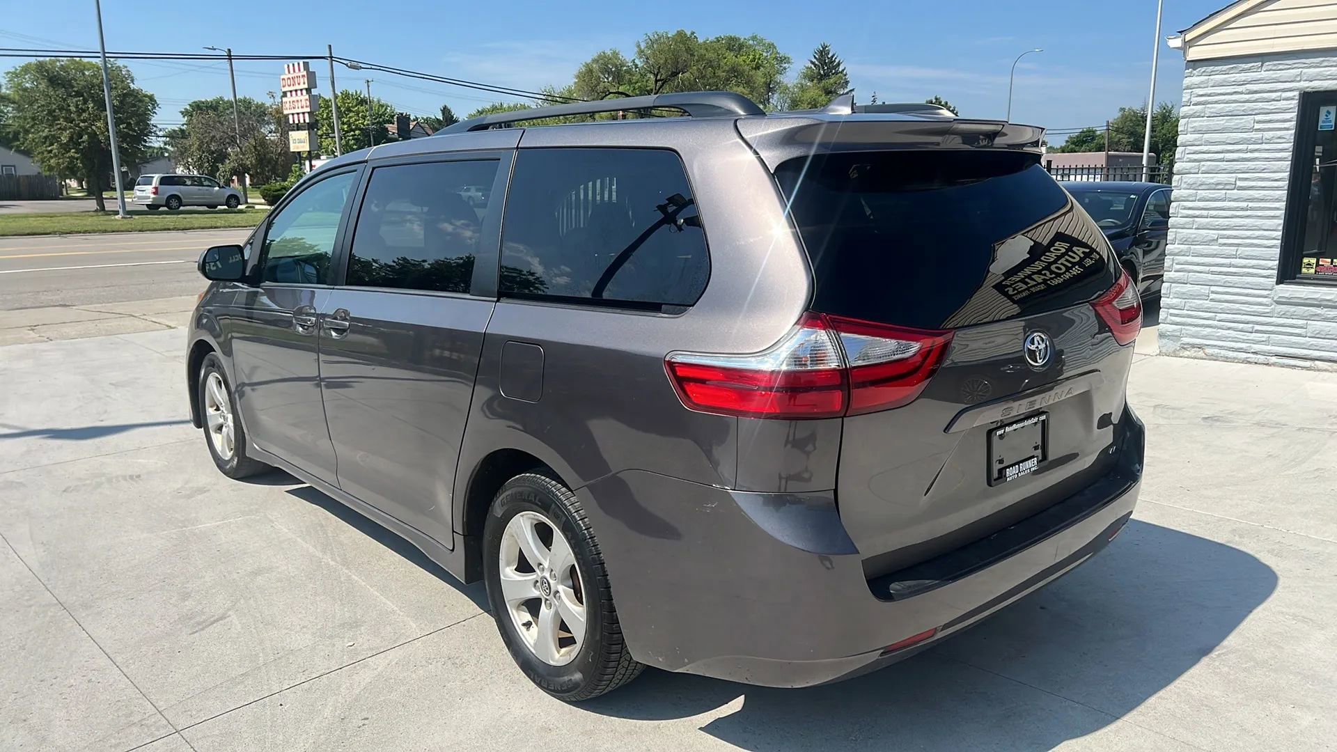 Used 2018 Toyota Sienna LE w/ Carpet Mat Package image 7