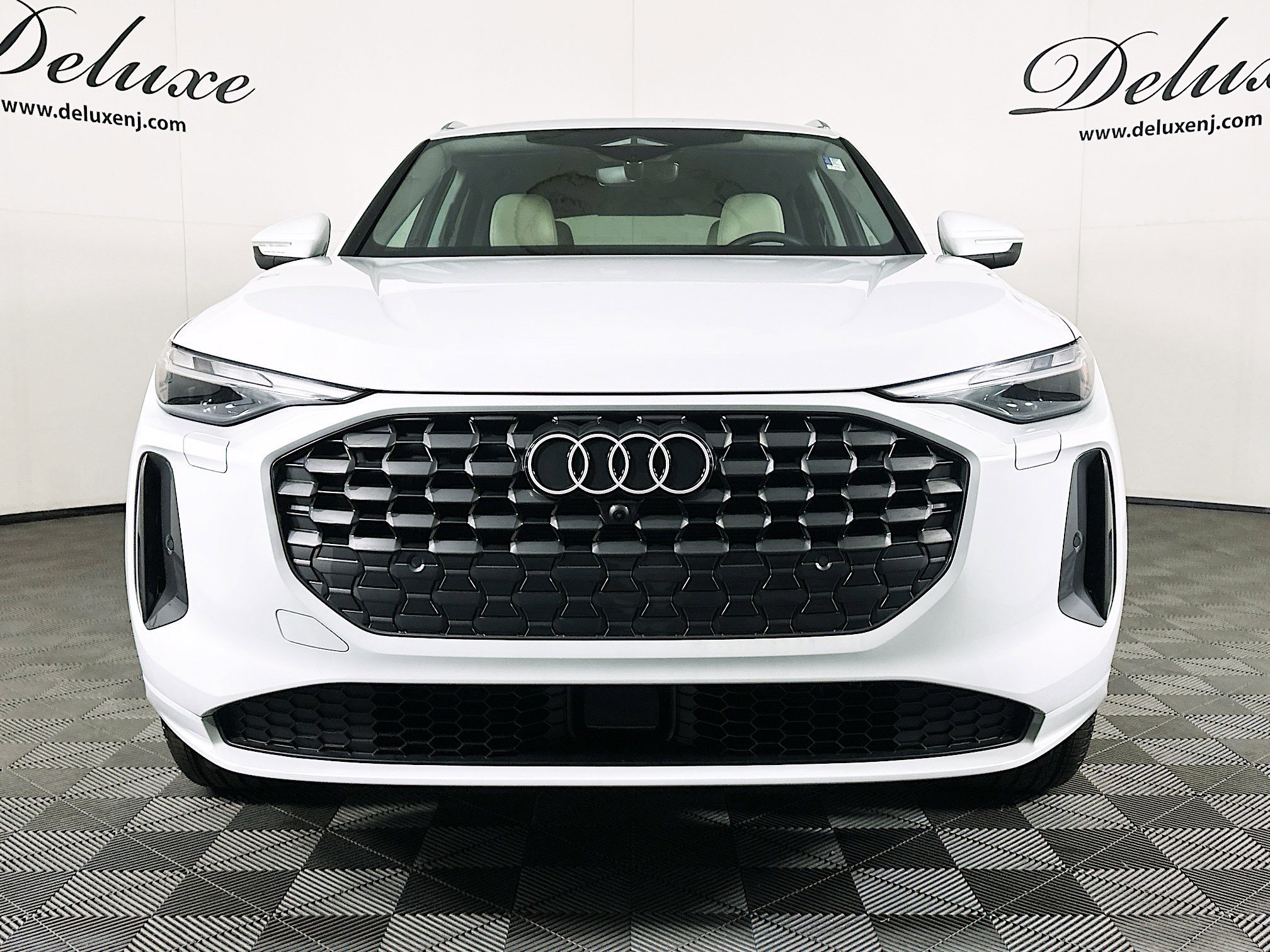 Used 2025 Audi Q5 Premium w/ Convenience Package image 2