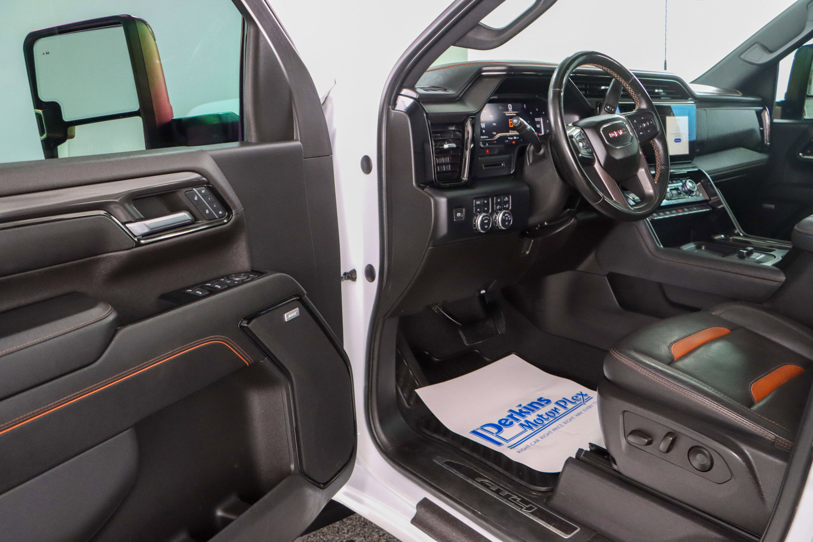 Used 2024 GMC Sierra 2500 AT4 w/ AT4 Preferred Package image 3