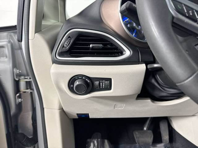 Used 2023 Chrysler Voyager LX FWD image 13