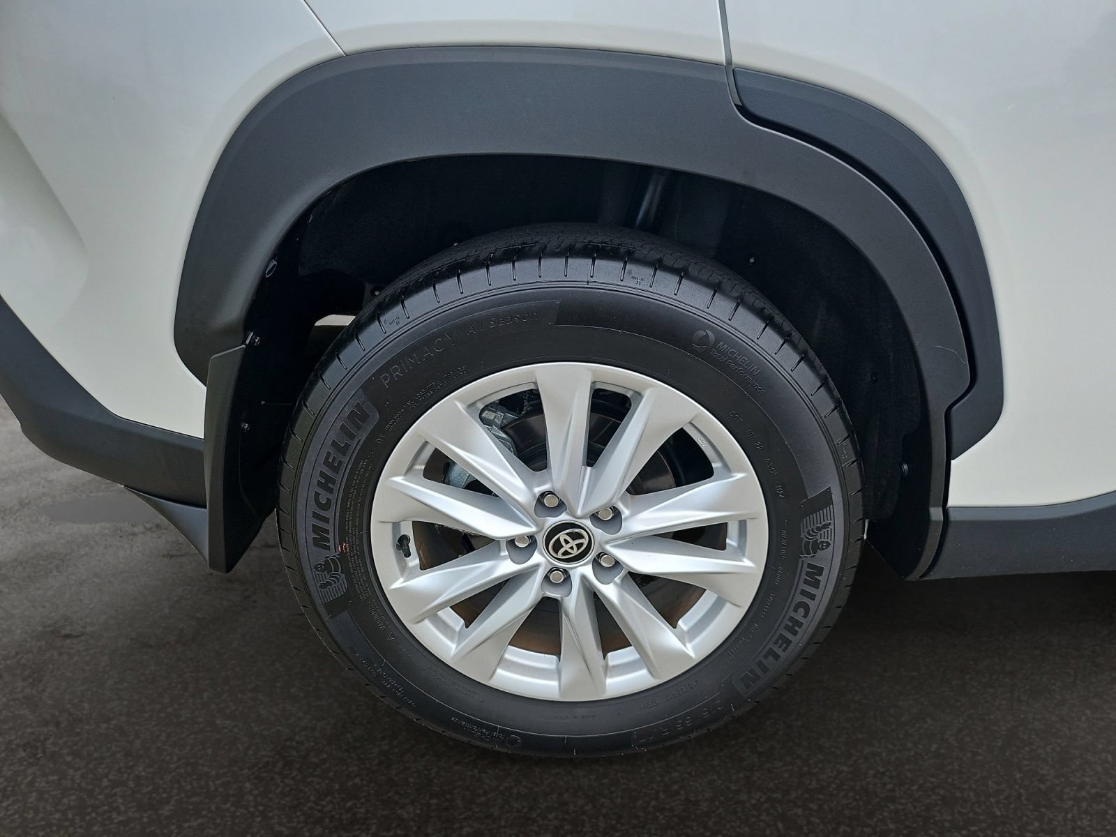 Used 2024 Toyota Corolla Cross LE w/ Moonroof Package FWD image 43