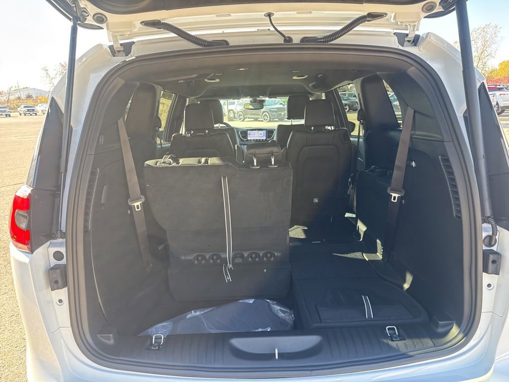 New 2026 Chrysler Pacifica Select image 23