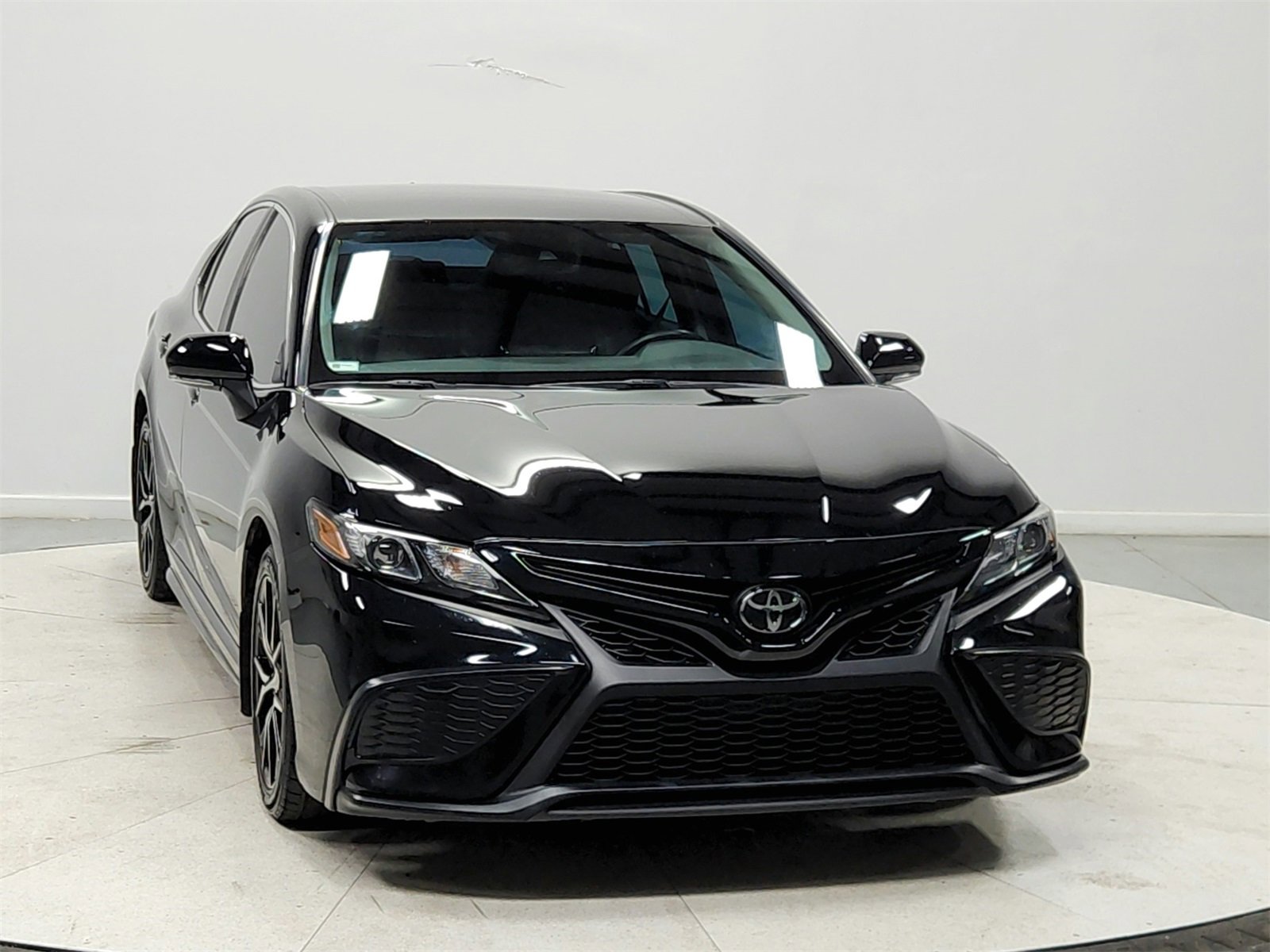 Used 2023 Toyota Camry SE image 2