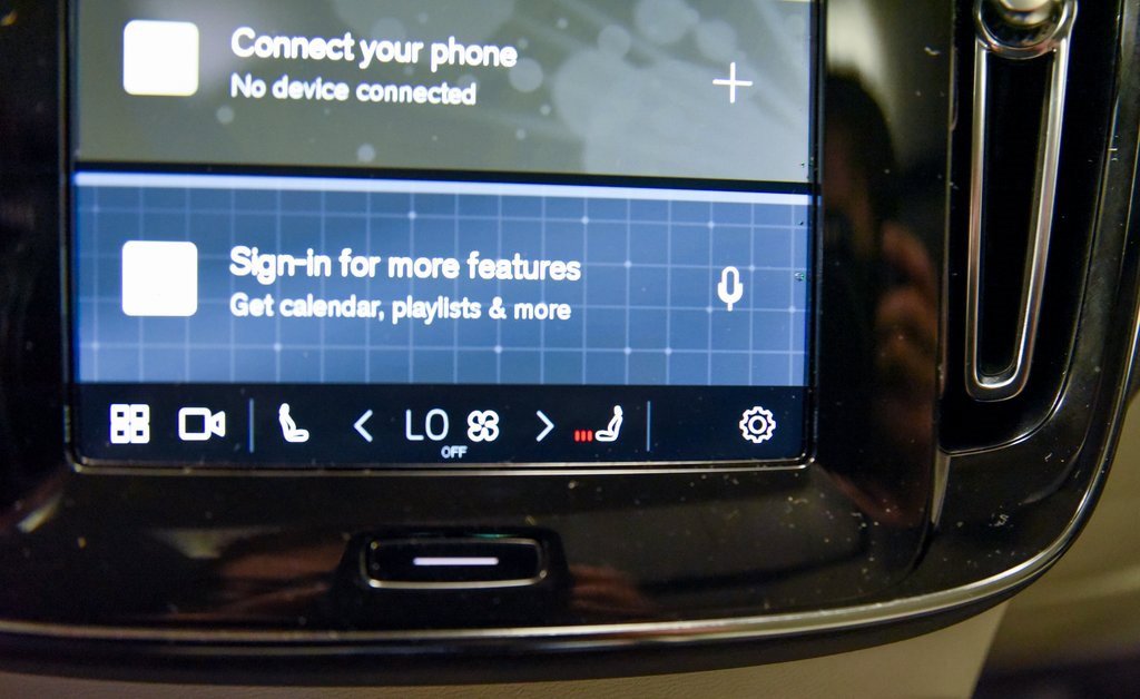 Used 2024 Volvo XC40 B5 Plus image 23