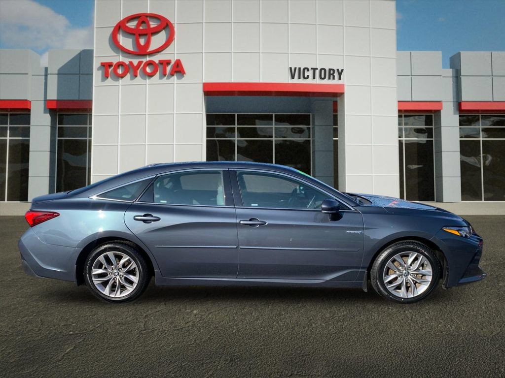 Used 2021 Toyota Avalon XLE w/ Moonroof Package FWD image 2