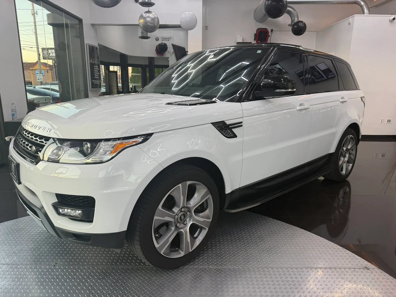 Used 2015 Land Rover Range Rover Sport HSE AWD/4WD image 2