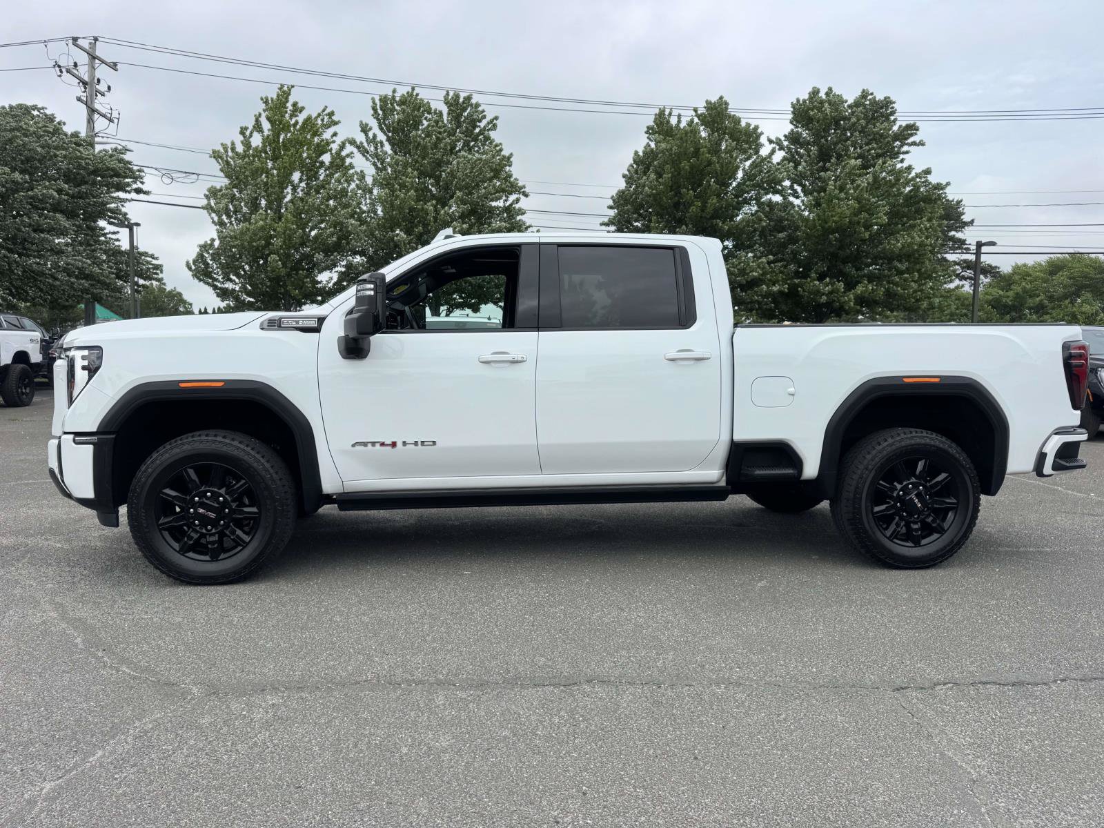 Used 2024 GMC Sierra 2500 AT4 w/ AT4 Premium Plus Package AWD/4WD image 3
