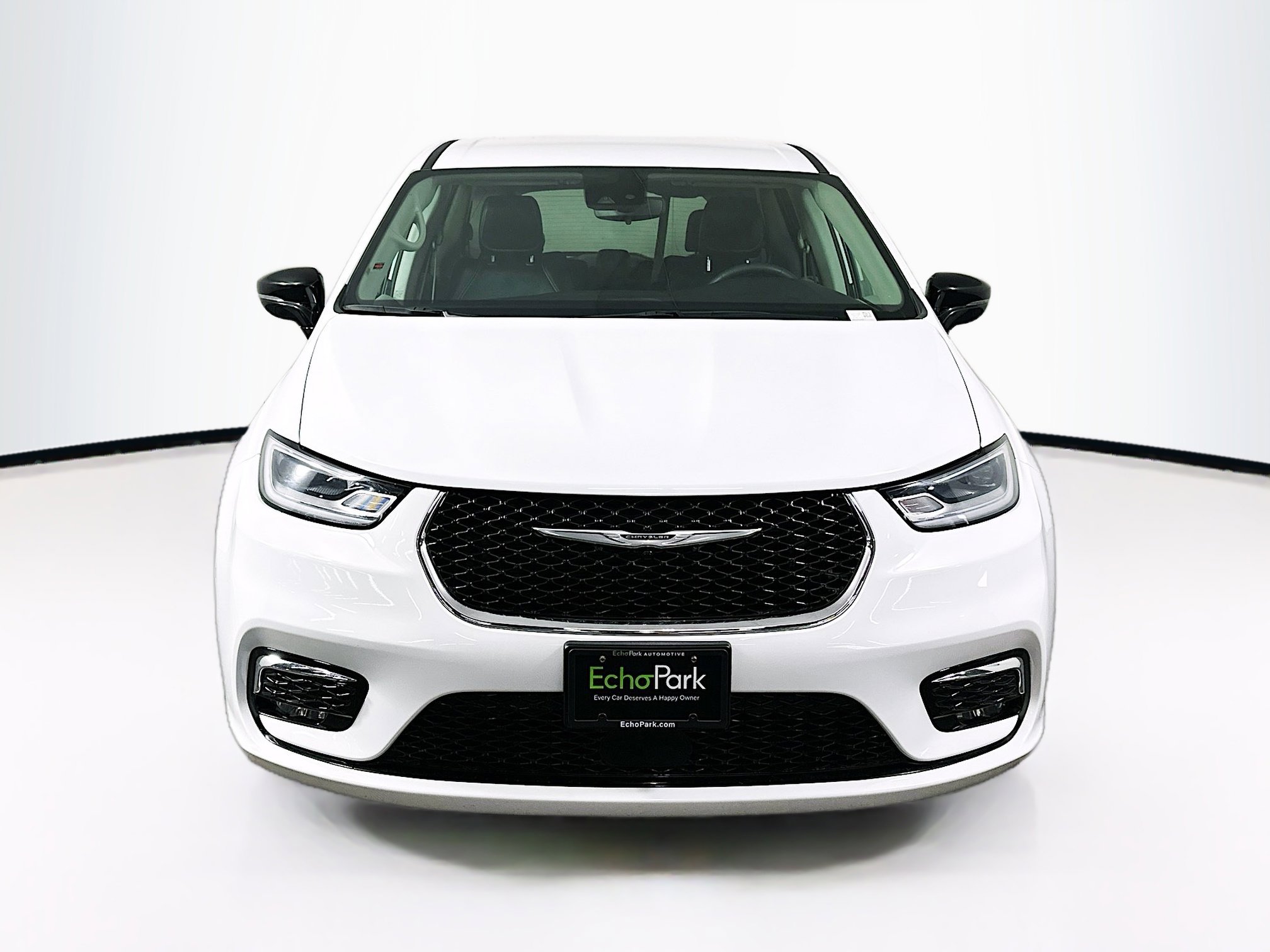 Used 2024 Chrysler Pacifica Touring-L FWD image 2