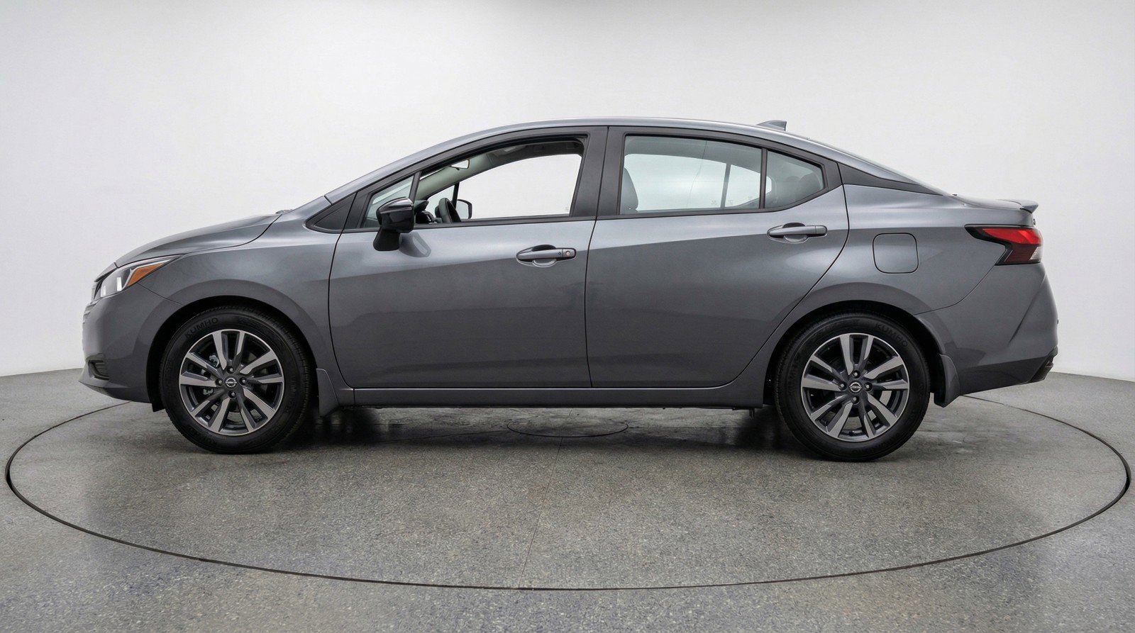 Used 2025 Nissan Versa SV image 5