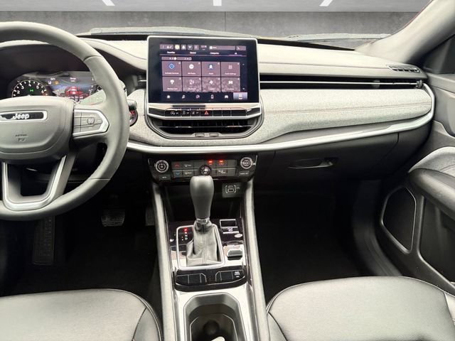 Used 2024 Jeep Compass Latitude image 3