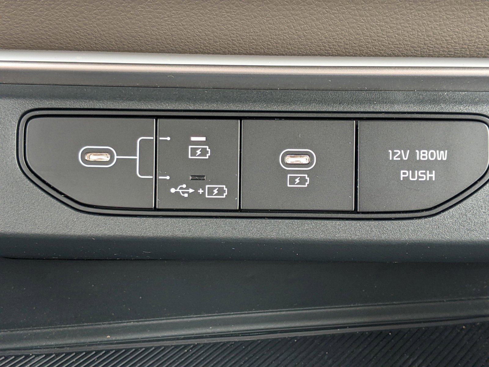 Used 2025 Kia Carnival image 24