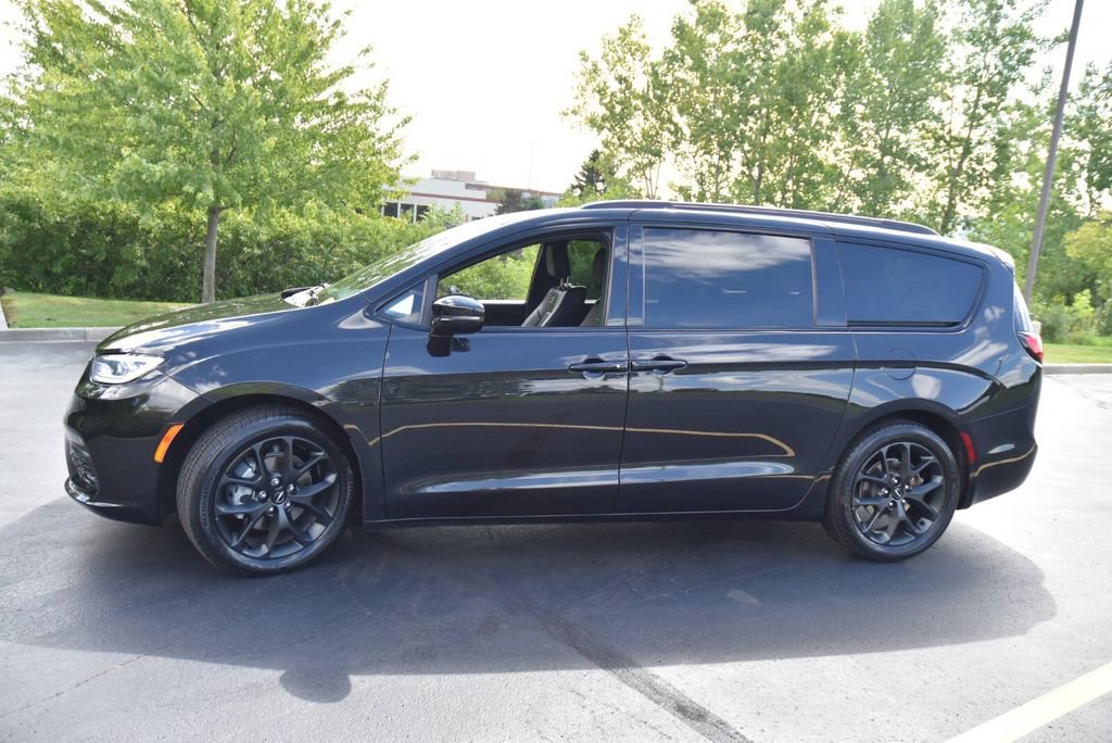 Used 2021 Chrysler Pacifica Touring-L w/ Uconnect Theater Family Group FWD image 9