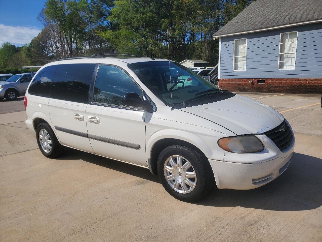 Used 2006 Chrysler Town & Country Limited w/ Popular Equipment Group I FWD image 3