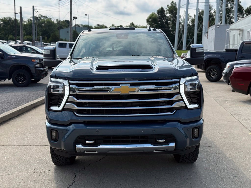 Used 2025 Chevrolet Silverado 2500 High Country w/ High Country Premium Package AWD/4WD image 3