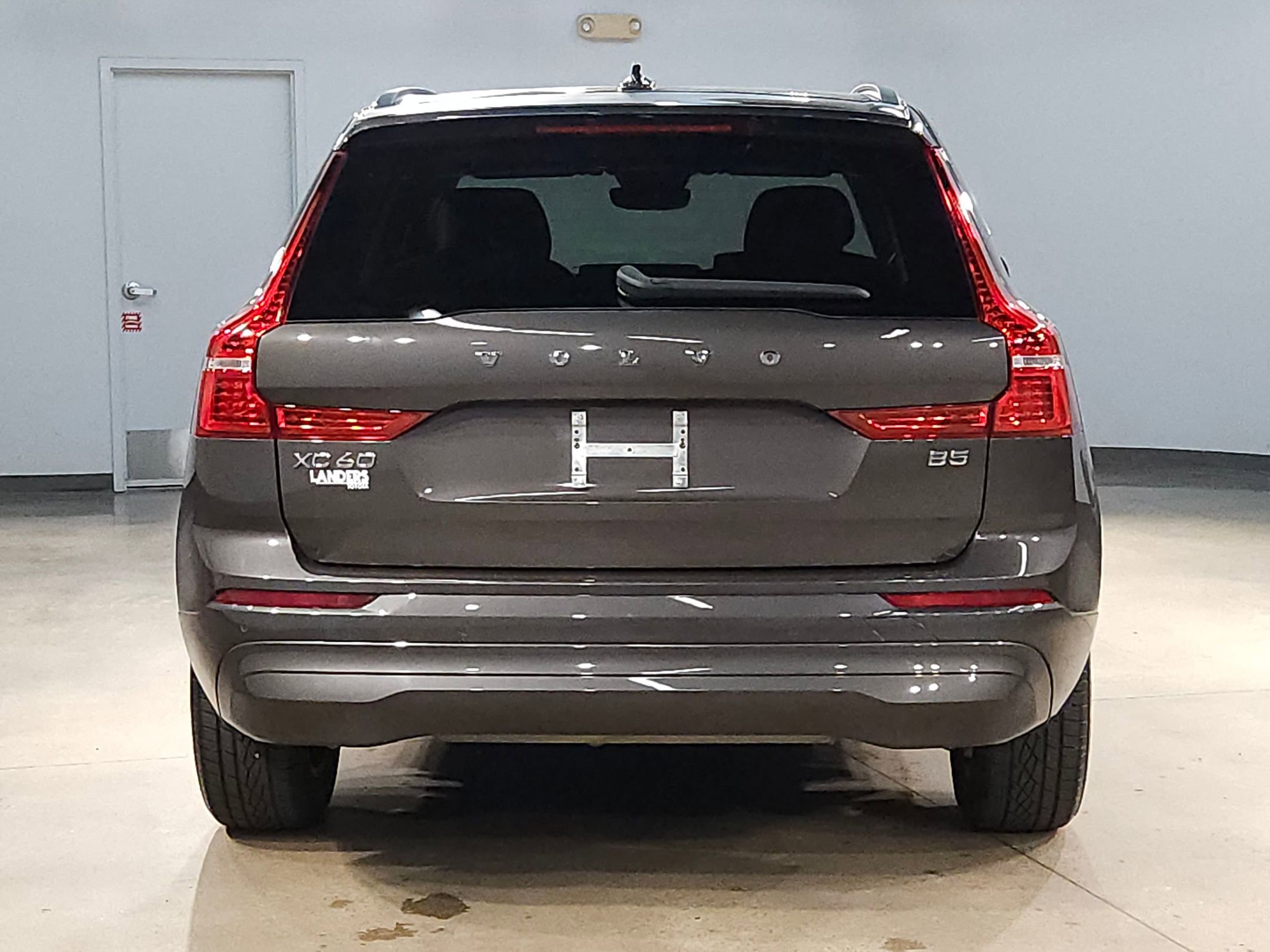 Used 2023 Volvo XC60 B5 Core image 6