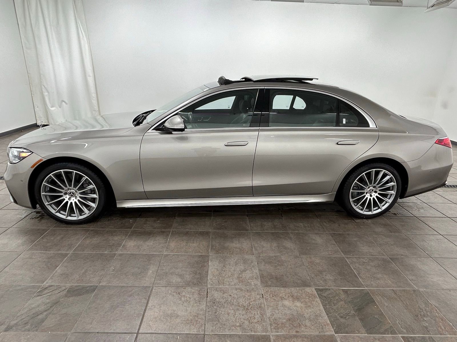 Used 2022 Mercedes-Benz S 580 4MATIC Sedan w/ AMG Line Package image 2