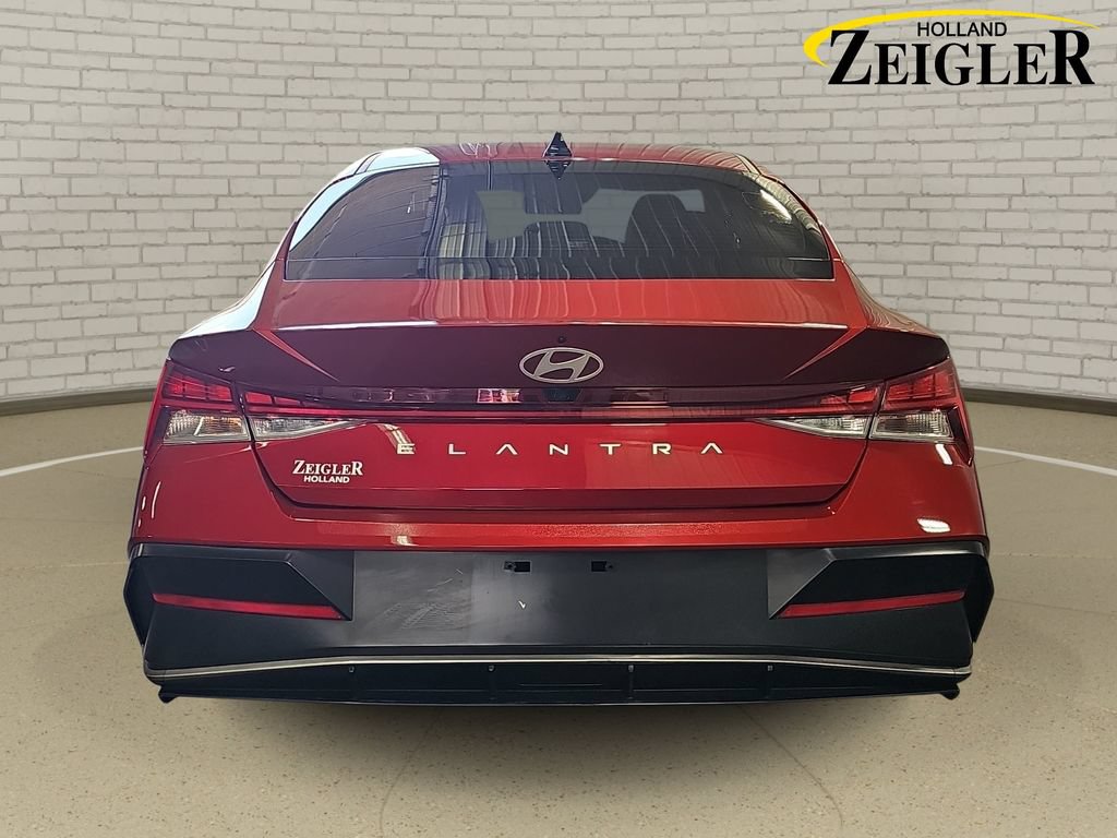 Certified 2025 Hyundai Elantra SEL FWD image 9