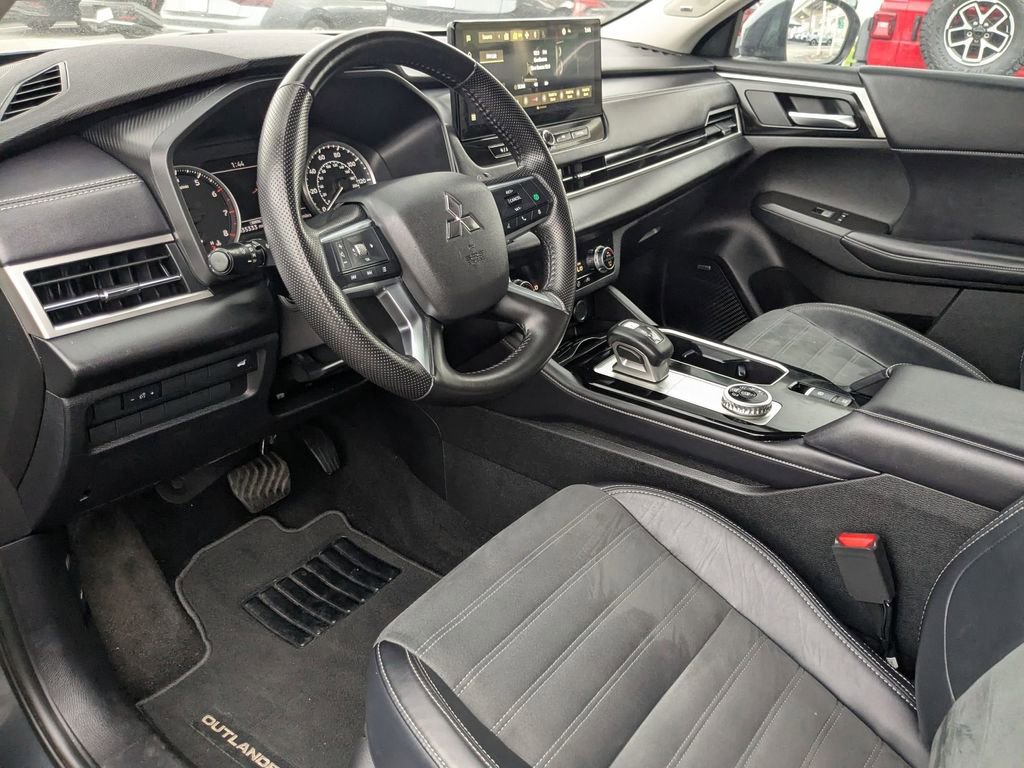 Used 2025 Mitsubishi Outlander SE FWD image 13