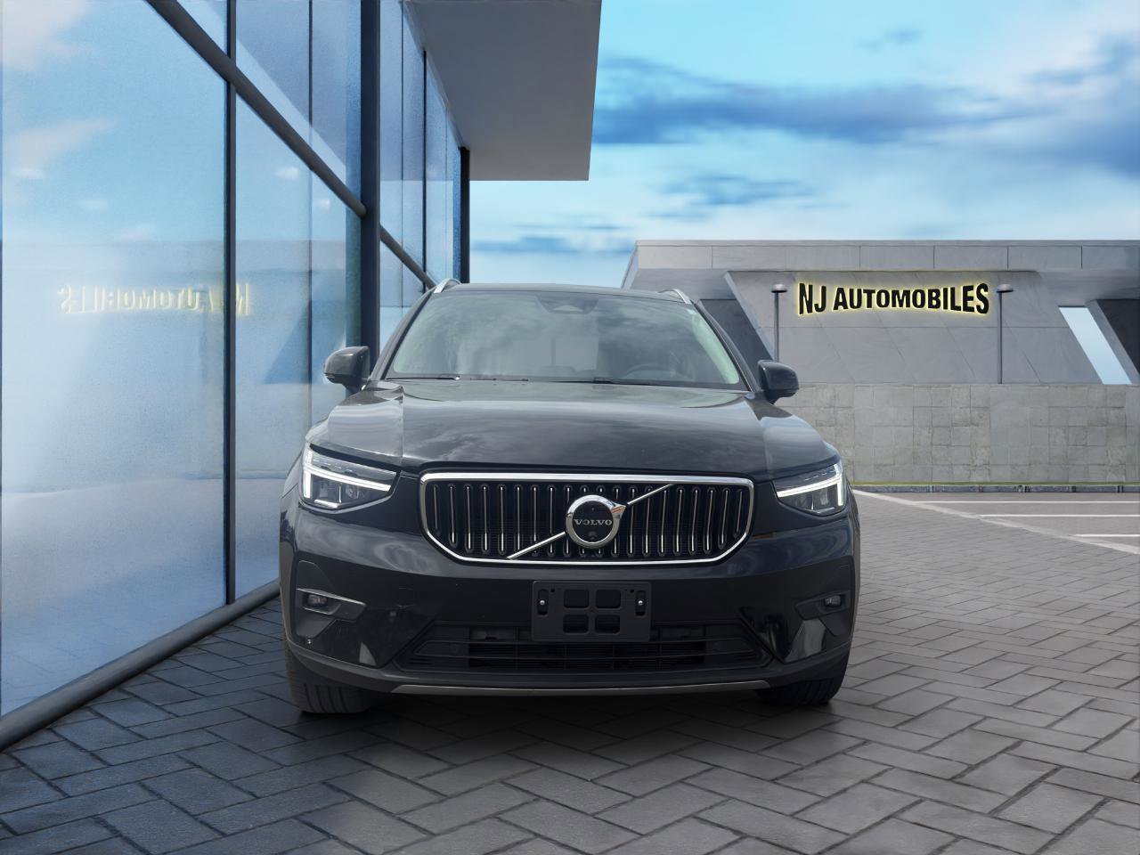Used 2025 Volvo XC40 B5 Plus image 2