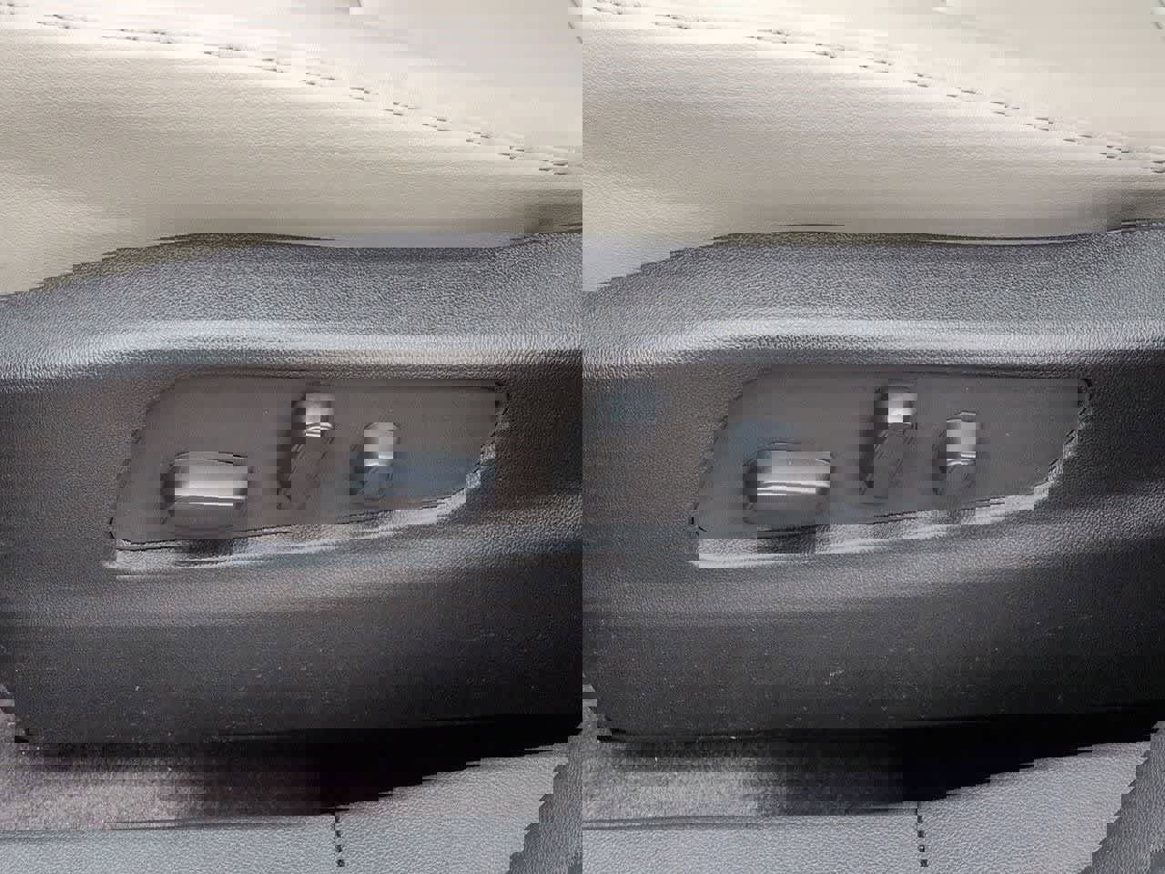 Used 2023 Cadillac XT4 Premium Luxury w/ Cold Weather Package image 17