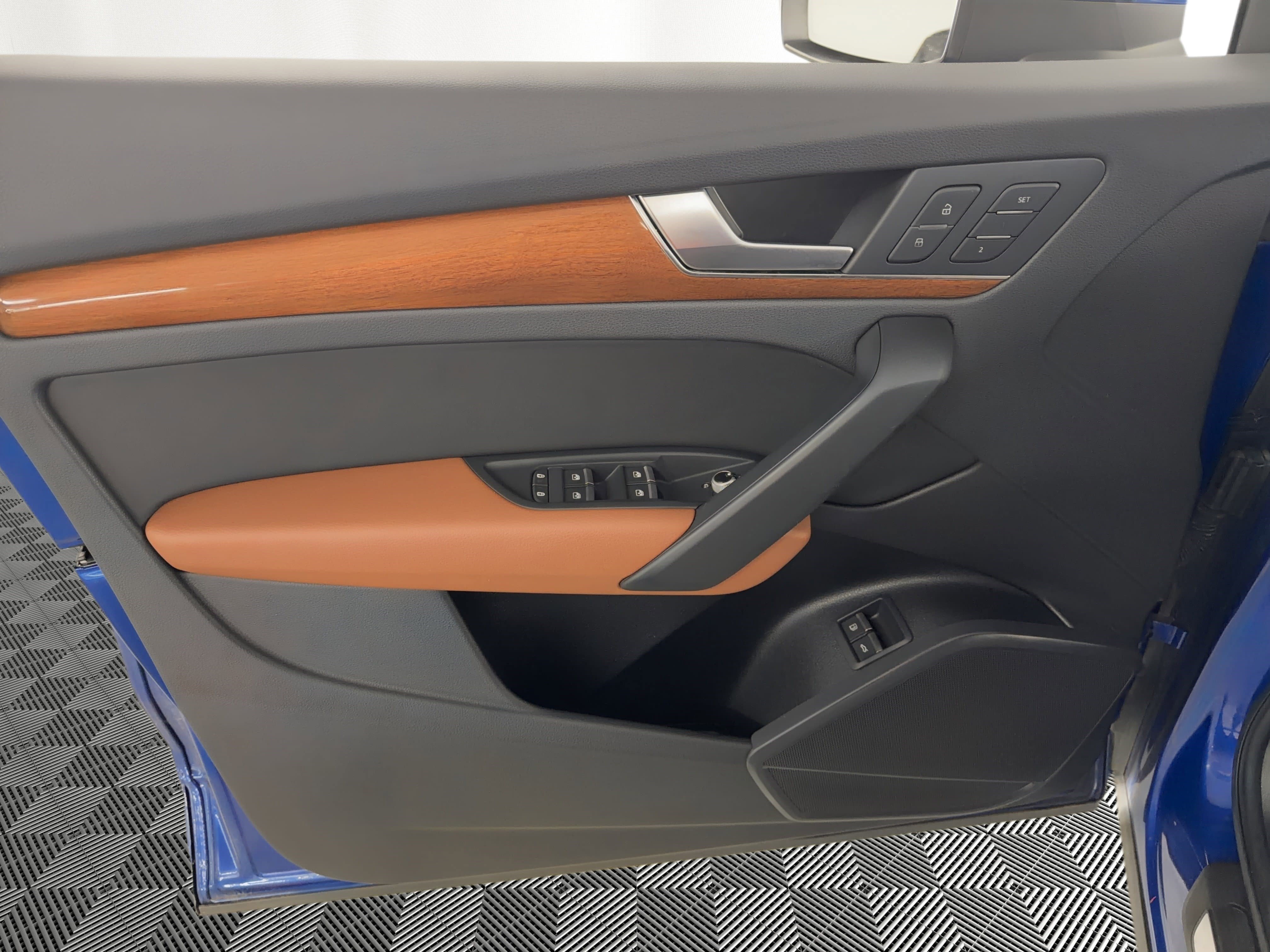 Used 2022 Audi Q5 e Premium w/ Convenience Package image 14