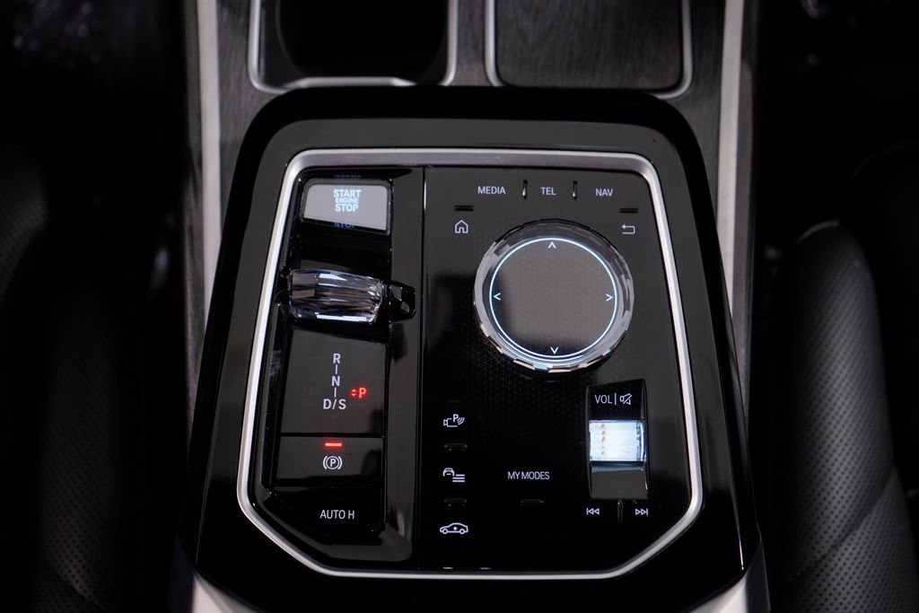 Used 2023 BMW 740i w/ Parking Assistance Package image 13