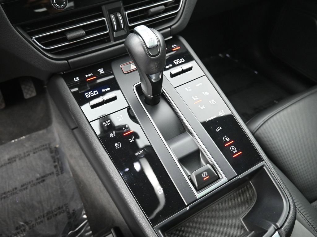 Certified 2023 Porsche Macan AWD/4WD image 22
