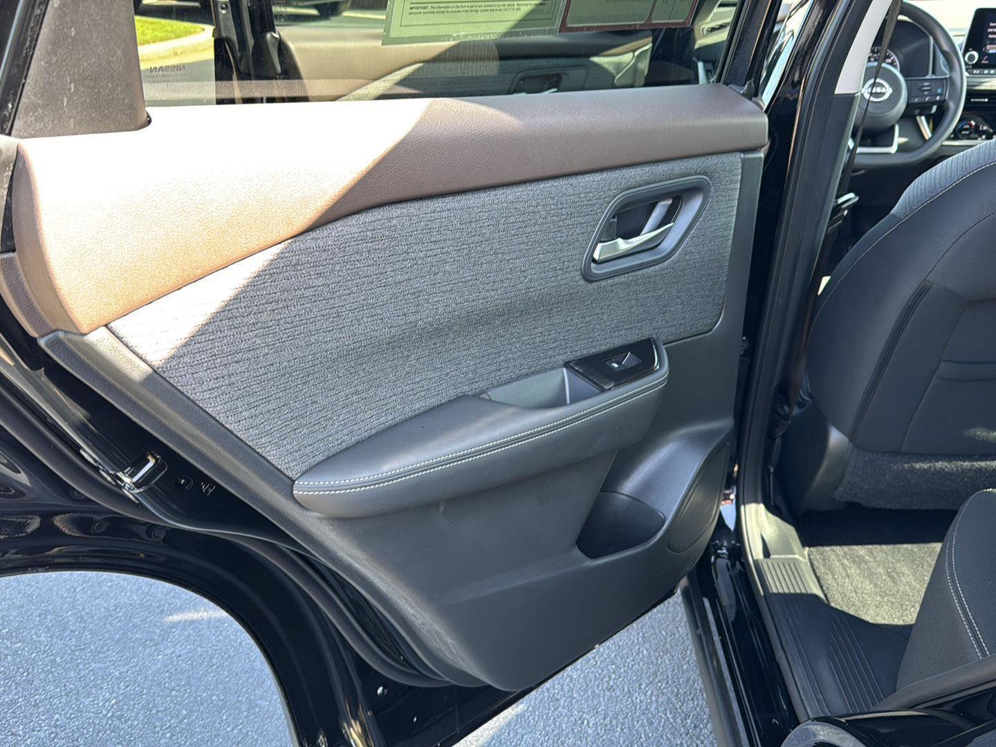 Used 2022 Nissan Rogue SV image 15