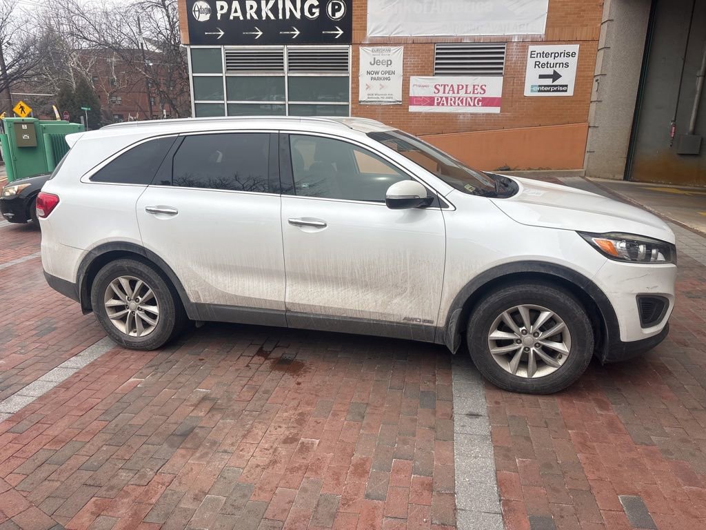 Used 2017 Kia Sorento LX image 2