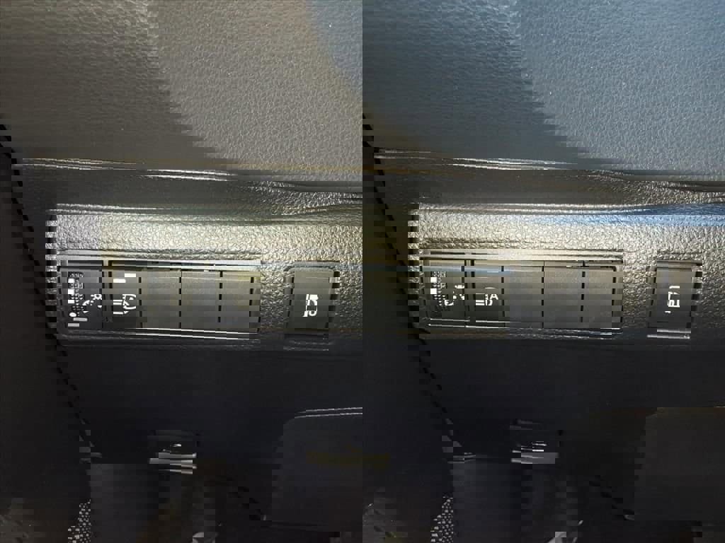 Used 2025 Toyota Corolla LE image 31